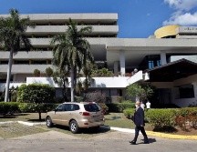 Un hombre protegido con cubrebocas camina frente a un hotel en La Habana. EFE/E. Mastrascusa
