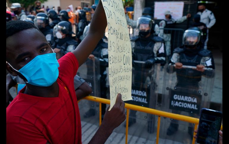 Los manifestantes piden al Gobierno agilizar sus citas y por iniciar su trámite electrónico para una visa humanitaria. AP/M. Ugarte