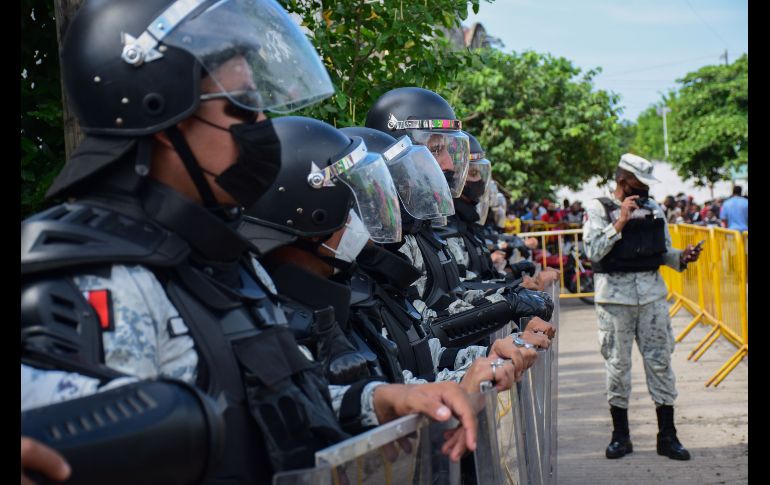 Elementos de la Guardia Nacional resguardan la Comisión Mexicana de Ayuda a Refugiados durante la protesta. Xinhua/D. Sánchez