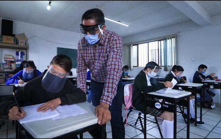 Estiman que los menores ya venían contagiados desde antes del regreso a las aulas, pero afortunadamente fueron detectados a tiempo en los filtros sanitarios. EFE/L. Ramírez