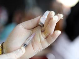 Según la OMS, se necesita que al menos el 70% de determinado grupo poblacional cuente con su esquema completo de vacunación para generar inmunidad ante el virus. EFE/H. Simanjuntak