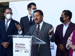 El líder de Morena, Ignacio Mier (centro), dice que ya se acordó avalar la minuta en la sesión. SUN