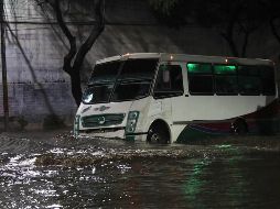 Algunos conductores y transeúntes quedaron atrapados, por lo que tuvieron que esperar a que bajara la intensidad de la lluvia. SUN / V. Rosas