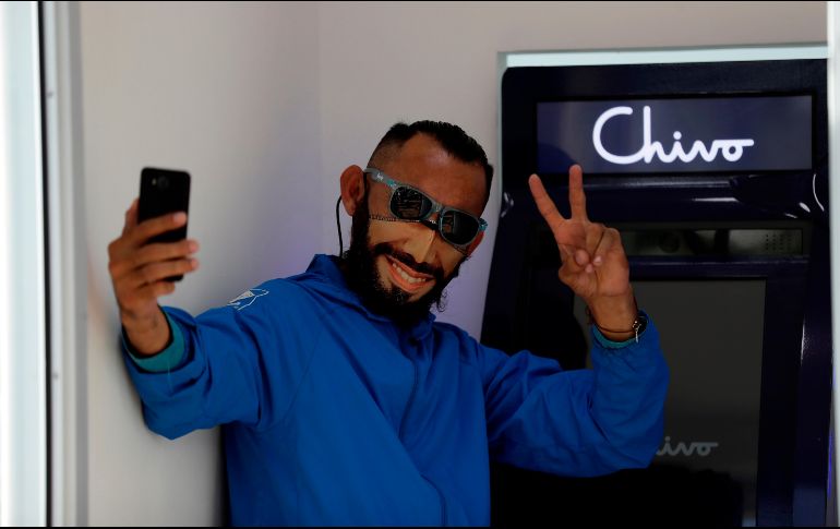 Un hombre se toma una fotografía en uno de los kioskos habilitados para canjear bitcóins por dólares hoy, en El Salvador. EFE / R. Sura