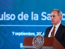 La vacunación contra el COVID-19 no tiene como propósito la protección individual, sino la protección poblacional, dice López-Gatell. EFE / S.Gutiérrez