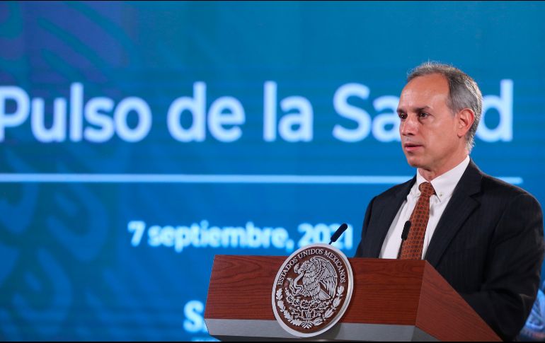 La vacunación contra el COVID-19 no tiene como propósito la protección individual, sino la protección poblacional, dice López-Gatell. EFE / S.Gutiérrez