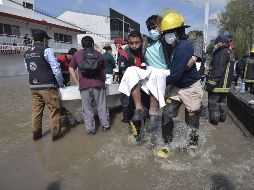 Rescatistas evacuan a un paciente del hospital del IMSS, afectado por las inundaciones en Tula. XINHUA/F. Villeda