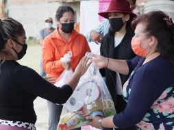 Brigadas encabezadas por la Presidenta municipal interina, Betsabé Almaguer Esparza, entregaron despensas y paquetes de limpieza e higiene personal. ESPECIAL