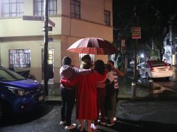 Aspectos de las personas que salieron a la calle a pesar de la lluvia tras escuchar la alerta sísmica en la Ciudad de México. SUN / G. Espinosa