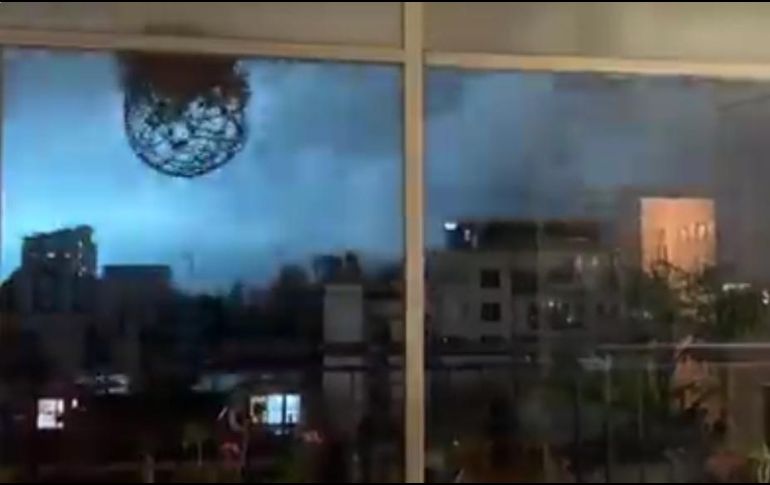 Usuarios registraron unas luces azules en el cielo al momento del sismo. TWITTER/@Majhadera