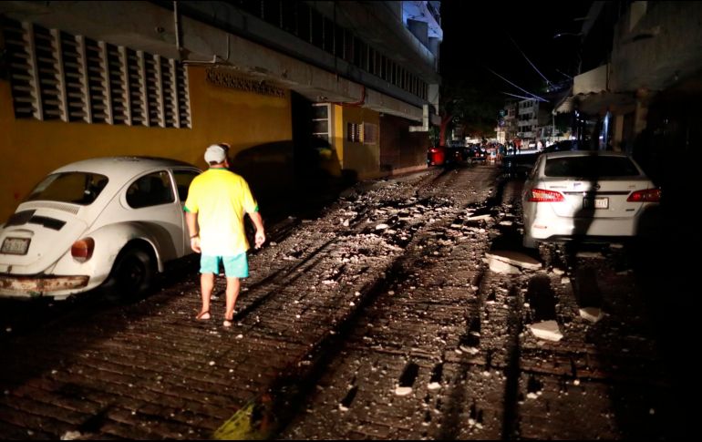 Residentes de Acapulco salen de sus viviendas debido al sismo de magnitud 7.1 registrado esta noche de martes cerca del puerto. EFE / D. Guzmán
