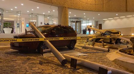 Automóviles dañados afuera de un hotel luego de los derrumbes ocasionados por el sismo de magnitud 7.1 con epicentro cercano al puerto de Aacapulco. AFP / F. Robles