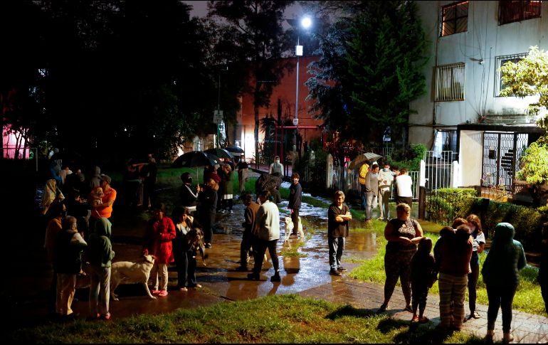 Residentes evacuaron sus viviendas tras presentarse un sismo este martes en la Ciudad de México. EFE / S. Gutiérrez
