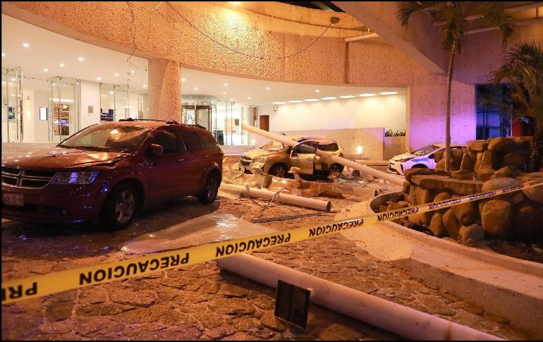 El sismo de 7.1 de magnitud dejó algunos daños en edificios de la zona hotelera en Acapulco Guerero. EFE / D. Guzmán