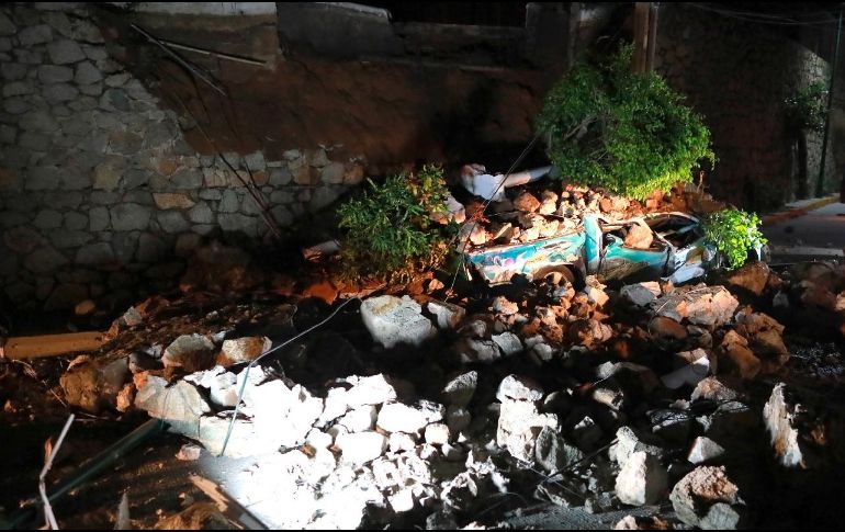 Algunos daños de una pared caída sobre un auto debido al sismo de 7.1 de magnitud en colonias de Acapulco, Guerrero. EFE / D. Guzmán