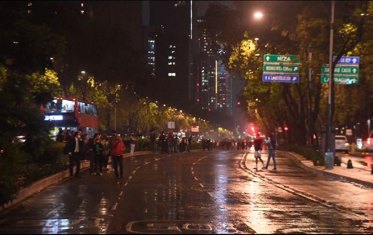 Personas salen a las calles de Paseo de la Reforma en CDMX a pesar de las lluvias tras el sismo. SUN