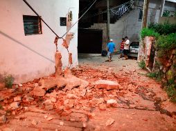 Familias salen de sus viviendas debido al sismo de 7.1 de magnitud en el puerto de Acapulco, Guerrero. EFE / D. Guzmán