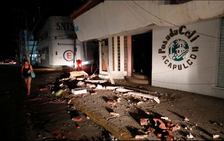 Vista de daños en negocios de Acapulco luego del sismo de anoche de magnitud 7.1 con epicentro frente al puerto. EFE / D. Guzmán