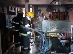 El incendio se registró en la colonia El Zalate, en el cruce de las calles José Luis Velázquez y Pedro Sánchez. ESPECIAL /