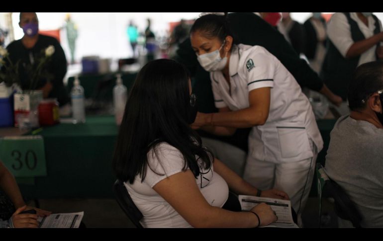 La OPS recomienda vacunar contra el COVID-19 a las embarazadas después del primer trimestre de gestación. AFP/ARCHIVO