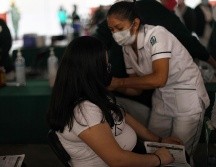 La OPS recomienda vacunar contra el COVID-19 a las embarazadas después del primer trimestre de gestación. AFP/ARCHIVO