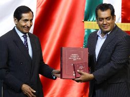 El secretario de Hacienda, Rogelio Ramírez de la O (i), entregó hoy el Paquete Económico 2022 del Gobierno federal al presidente de la Mesa Directiva de la Cámara de Diputados, Sergio Gutiérrez. SUN/D. Simón Sánchez