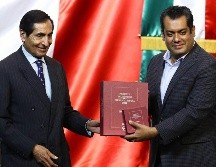 El secretario de Hacienda, Rogelio Ramírez de la O (i), entregó hoy el Paquete Económico 2022 del Gobierno federal al presidente de la Mesa Directiva de la Cámara de Diputados, Sergio Gutiérrez. SUN/D. Simón Sánchez