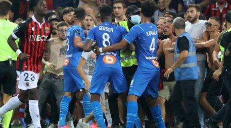 VERGONZOSO. En agosto, el futbol francés vivió un oscuro episodio cuando aficionados del Niza agredieron a jugadores del Marsella. AFP/ARCHIVO