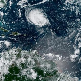 Se forma la tormenta tropical "Mindy" cerca de Florida