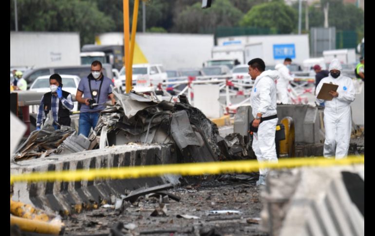 Peritos y rescatistas en la escena del accidente del tráiler en la autopista México-Puebla. SUN/H. García