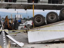 El tráiler chocó contra la caseta de peaje de San Marcos. SUN/H. García
