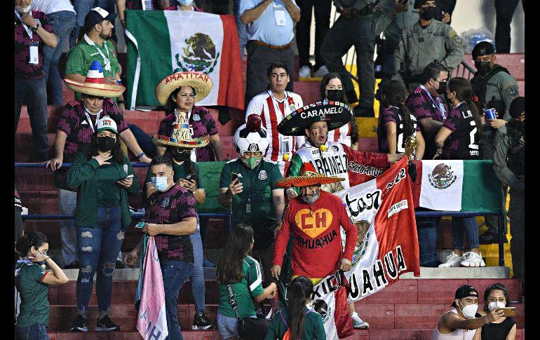 SIEMPRE PRESENTES. La afición mexicana se dio cita en el Estadio Rommel Fernández. IMAGO7