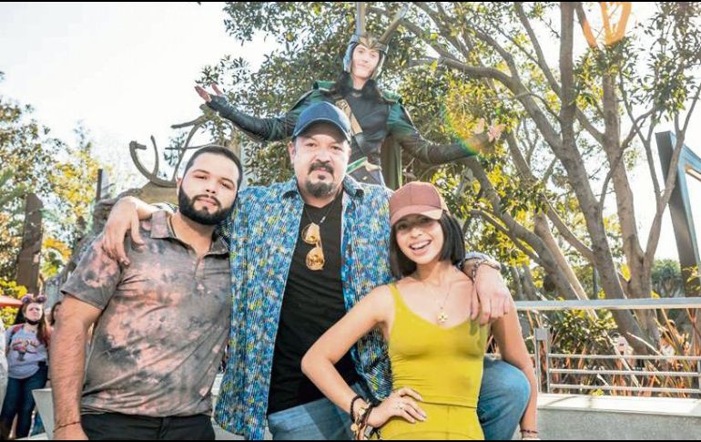 Leonardo, Pepe y Ángela. Posando con “Loki”, personaje de Marvel. Cortesía