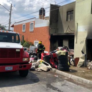 Bomberos de Guadalajara atienden incendio en un cuarto de vecindad