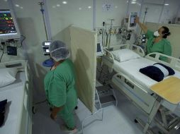 Enfermeras revisan una sala para pacientes con COVID-19 en un hospital de Brasilia. EFE/ARCHIVO