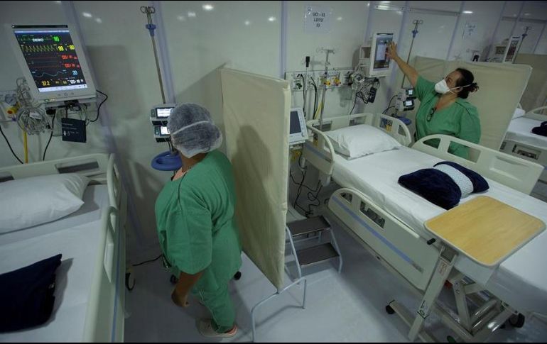Enfermeras revisan una sala para pacientes con COVID-19 en un hospital de Brasilia. EFE/ARCHIVO