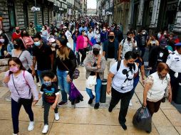 Personas caminan con cubrebocas por las calles del Centro Histórico de la Ciudad de México este jueves. EFE/C. Ramírez