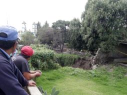 Vecinos aguardan a que autoridades revisen la zona del socavón en Huamantla, Tlaxcala. SUN