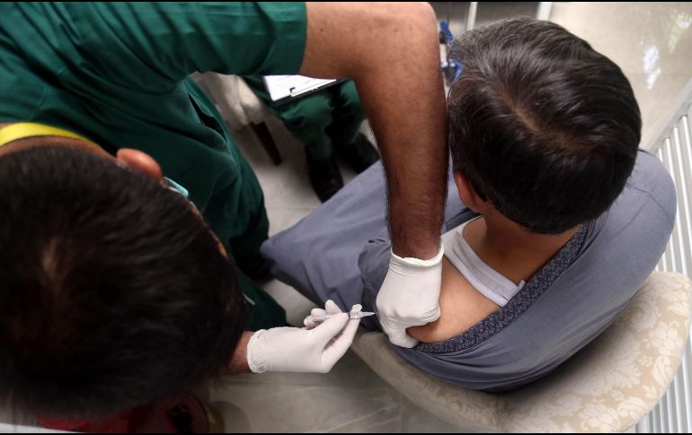 Hasta el 1 de septiembre habían sido inmunizadas cuatro millones 537 mil 302 personas con al menos una dosis contra el COVID-19 en Jalisco. EFE / ARCHIVO