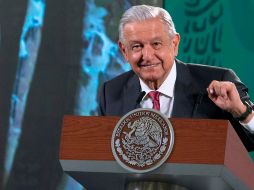 AMLO señala que solamente está a favor de las estatuas que expresan la cultura y no el culto a la personalidad. EFE