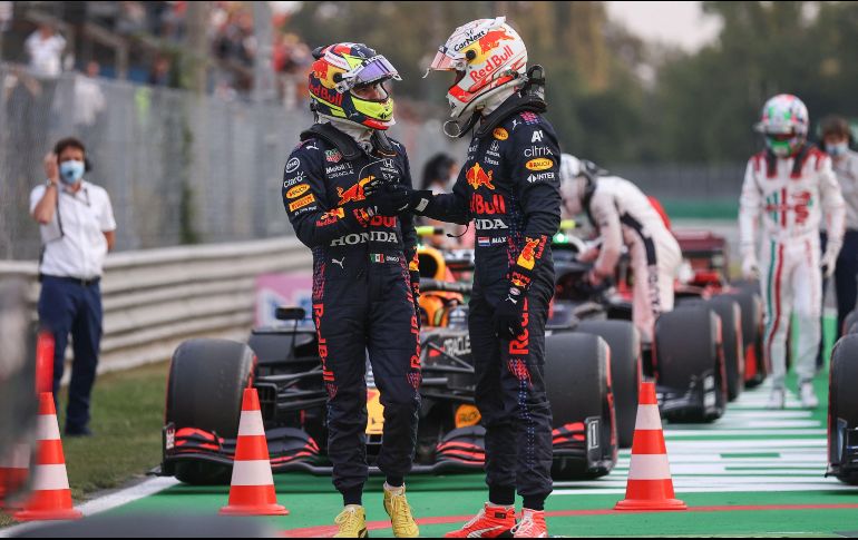 ''Tengo que decir que Checo jugó un papel clave como piloto de equipo hoy para dar a su compañero un rebufo y ayudar a Max a llegar a esa posición'', declaró Christian Horner. AFP / L. Baron