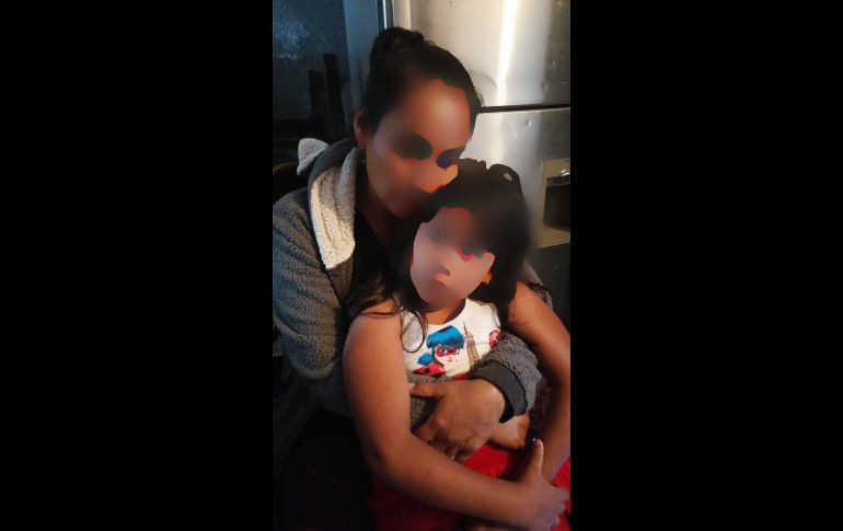 La niña Alejxandra Paola al momento de reencontrarse con su mamá. ESPECIAL