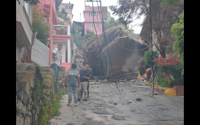 El desgajamiento del cerro dejó varias casas colapsadas. TWITTER@@Gob_Tlalne