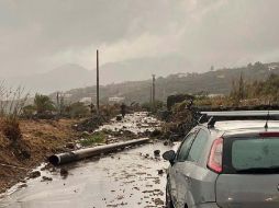 Al menos un automóvil aterrizó sobre su techo mientras que otro terminó con la parte delantera destrozada debido a la fuerza del viento. EFE/Protección Civil de Italia