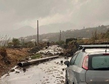 Al menos un automóvil aterrizó sobre su techo mientras que otro terminó con la parte delantera destrozada debido a la fuerza del viento. EFE/Protección Civil de Italia