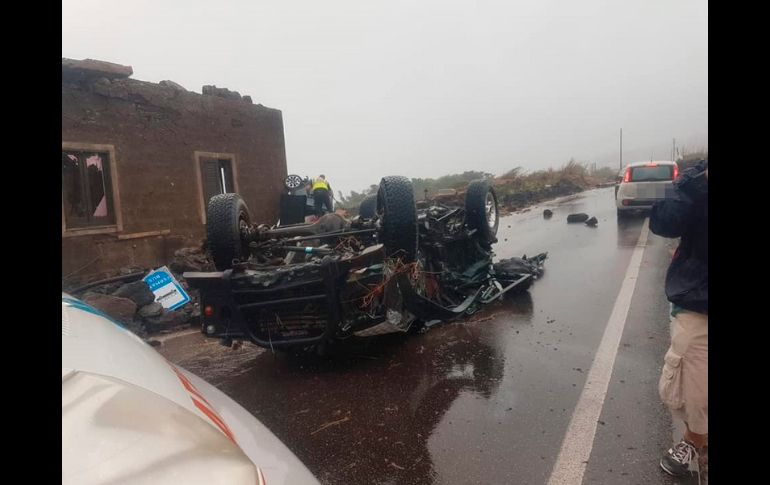 Al menos un automóvil aterrizó sobre su techo mientras que otro terminó con la parte delantera destrozada debido a la fuerza del viento. EFE/Protección Civil de Italia