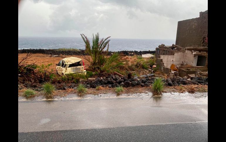 Al menos un automóvil aterrizó sobre su techo mientras que otro terminó con la parte delantera destrozada debido a la fuerza del viento. EFE/Protección Civil de Italia