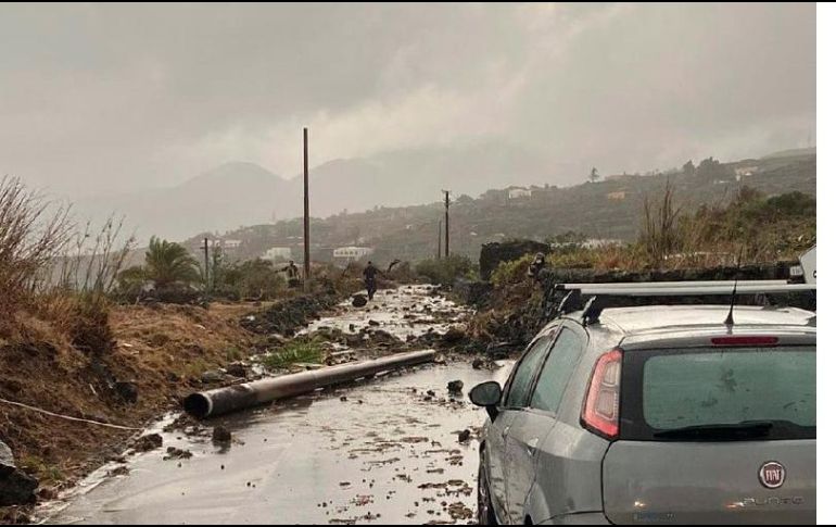 Al menos un automóvil aterrizó sobre su techo mientras que otro terminó con la parte delantera destrozada debido a la fuerza del viento. EFE/Protección Civil de Italia