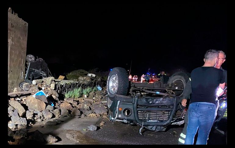 Al menos un automóvil aterrizó sobre su techo mientras que otro terminó con la parte delantera destrozada debido a la fuerza del viento. AP/Protección Civil de Italia