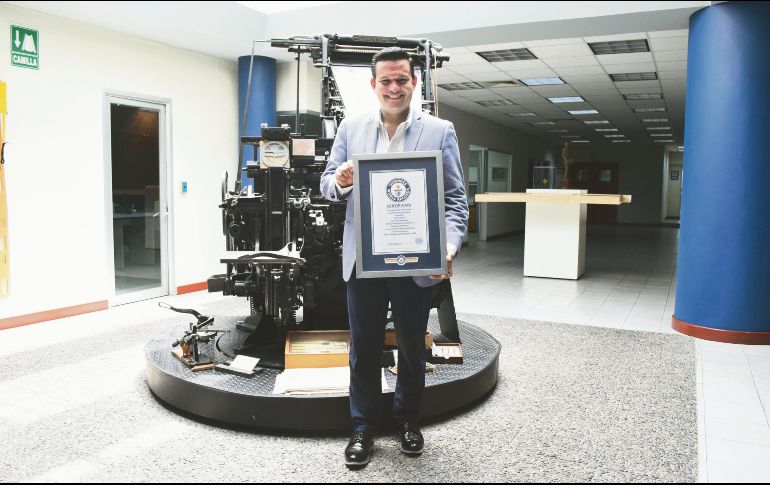 Tomás Gallo muestra el certificado del Récord Guiness por el videoálbum más grande del mundo, con motivo de la Carrera Virtual 42K. EL INFORMADOR/J. Robles